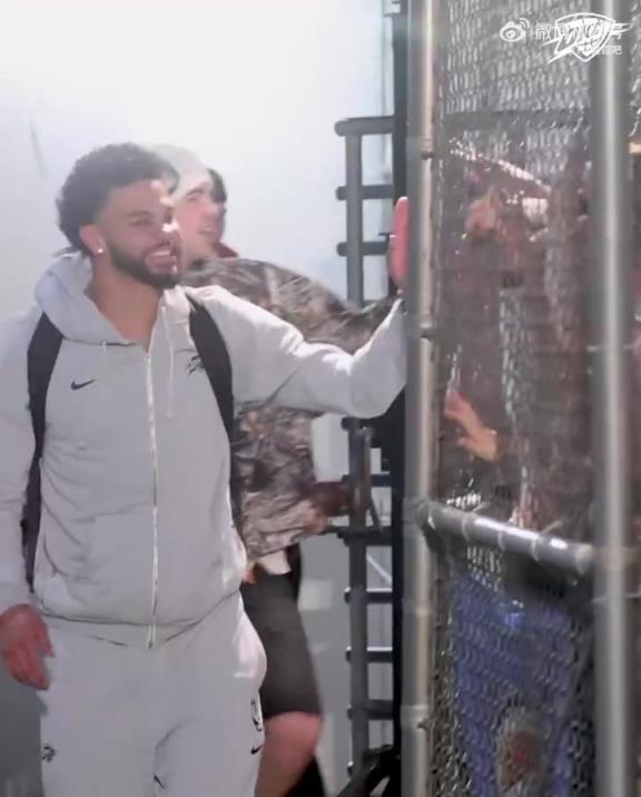 68胜历史第五傲人战绩！雷霆全员回到OKC，当地球迷热情接机