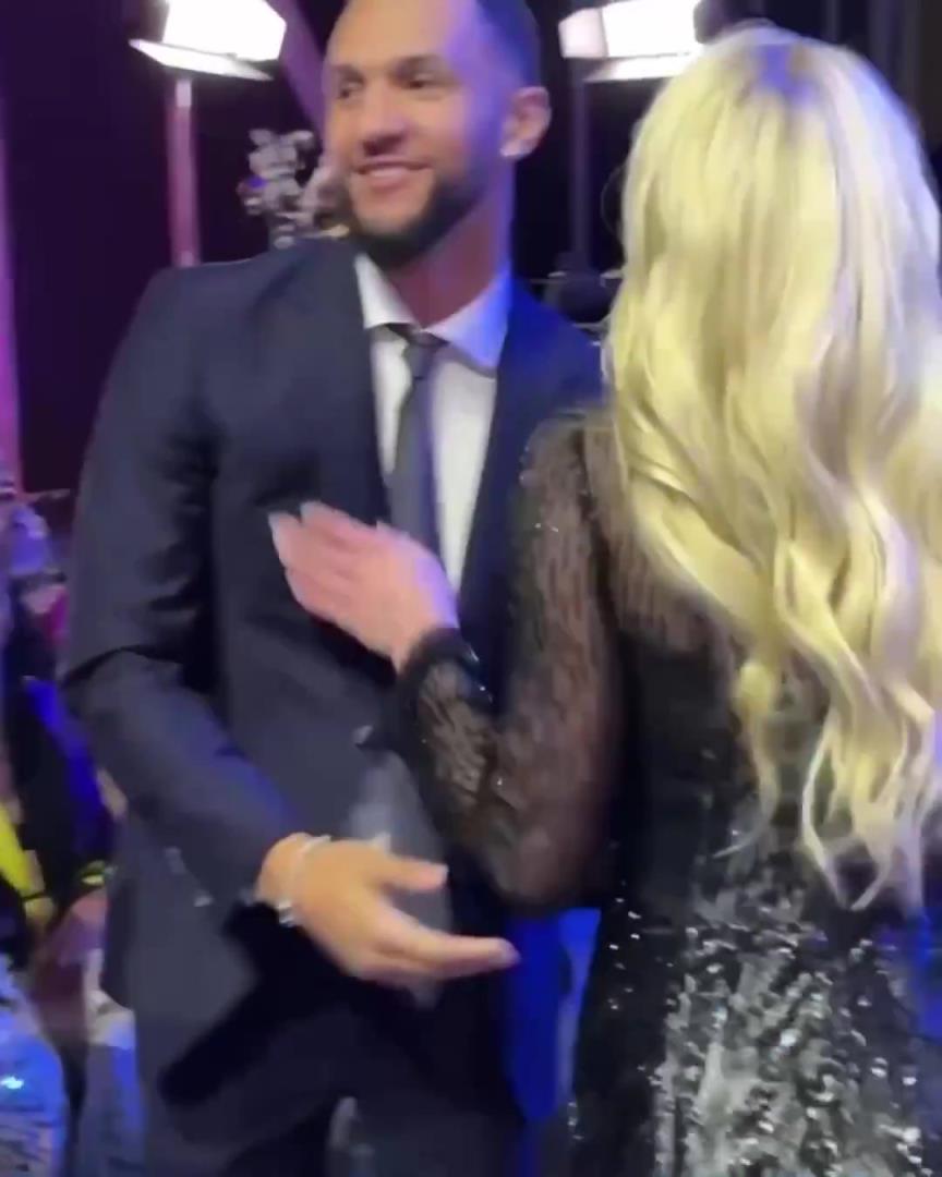 身材姣好！萨格斯的女友海莉被芝加哥天空选中！两人接吻庆祝